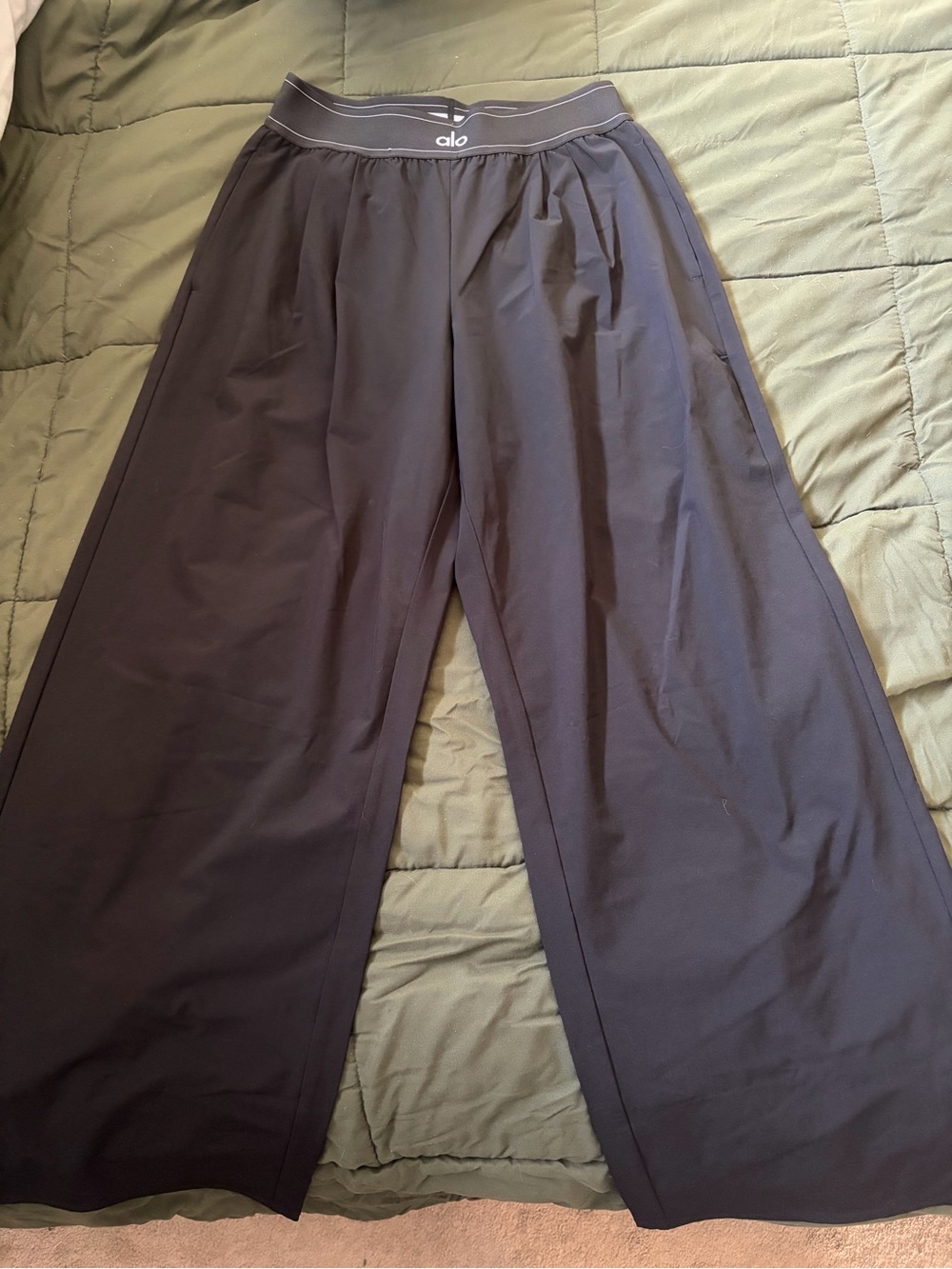 ALO Yoga Wide-Leg Joggers in Black - Picture 1 of 2